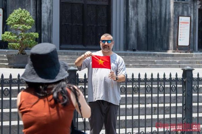 Không chỉ du khách Việt Nam, rất nhiều vị khách ngoại quốc cũng tới các địa điểm này trong ngày hôm nay.