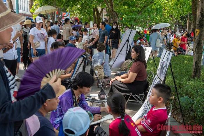 Khu phố đi bộ bên hồ Hoàn Kiếm từ lâu trở thành một địa chỉ thu hút du khách thập phương mỗi khi tới Hà Nội. Trong những ngày nghỉ lễ Quốc khánh năm nay, địa điểm này tiếp tục đón lượng du khách lớn.