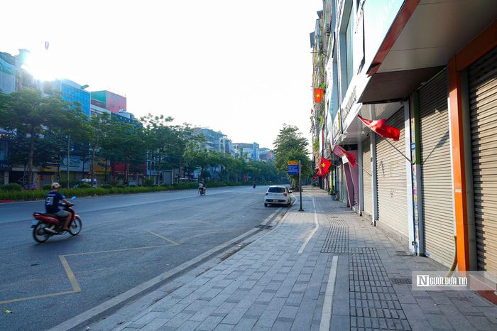 Đường phố Hà Nội trở nên yên bình, không còn cảnh nhộn nhịp, đông đúc.