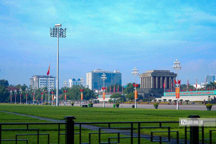 Trong không khí Tết Độc lập trên cả nước, khắp phố phường Hà Nội trang hoàng cờ đỏ, sao vàng, băng rôn, khẩu hiệu mừng 79 năm ngày Quốc khánh (2/9/1945 – 2/9/2024).