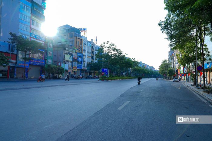 Đường phố Hà Nội trở nên yên bình, không còn cảnh nhộn nhịp, đông đúc.