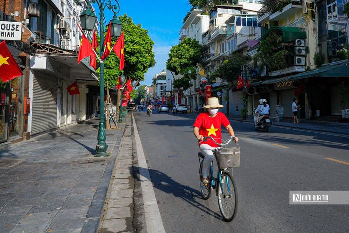 Người dân mặc áo cờ đỏ, sao vàng tràn ngập các phố phường Hà Nội.