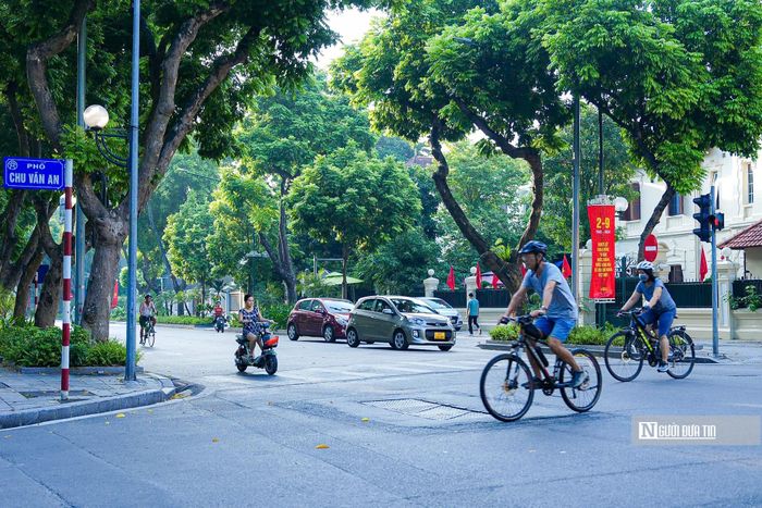 Từ sáng sớm, rất đông người dân đã đi tập thể dục, tận hưởng không khí của ngày Tết Độc lập.