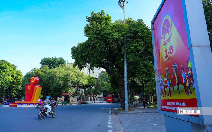 Ghi nhận của Người Đưa Tin sáng sớm 2/9, thời tiết tại Hà Nội phù hợp để người dân ra đường tận hưởng không khí của ngày lễ và vui chơi.