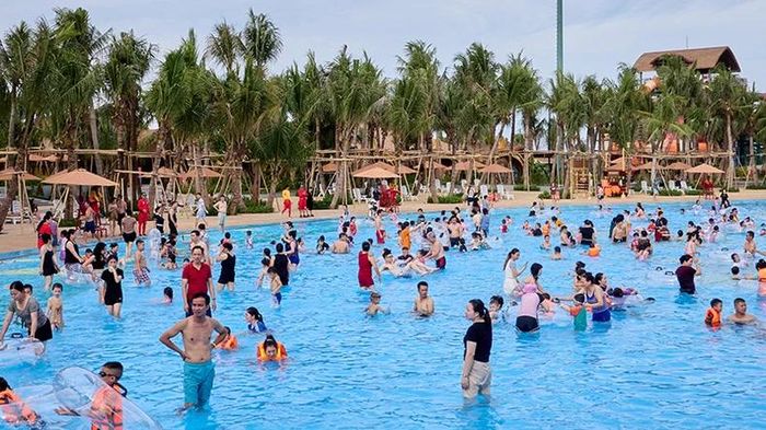 Công viên nước ở Sầm Sơn thu hút khách du lịch.