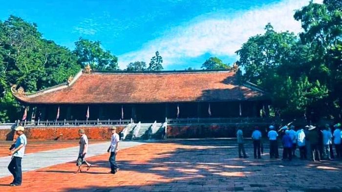 Du khách về với Lam Kinh.