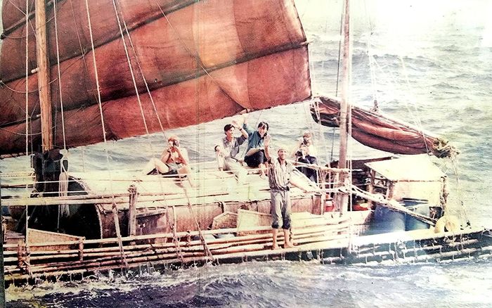 Bè mảng Từ Phúc trước khi rời Hồng Kông đến Mỹ