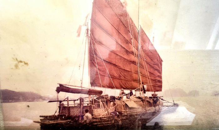 Chiếc bè được làm từ 500 cây luồng lấy ở huyện miền núi Quan Hóa