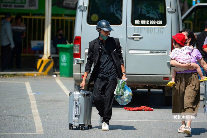 Người dân từ khắp các tỉnh, thành đổ dồn về các bến xe.