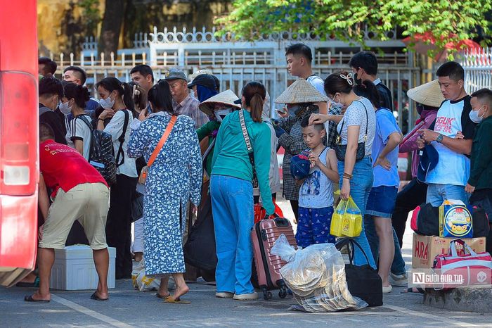 Tại khu vực trả đồ của hành khách chật kín người, lượng hành khách được đưa về đây mỗi lúc một đông.