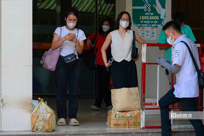 Sau chuyến đi dài cùng với nhiệt độ ngoài trời tại Hà Nội nắng nóng, người dân tỏ ra khá mệt mỏi.