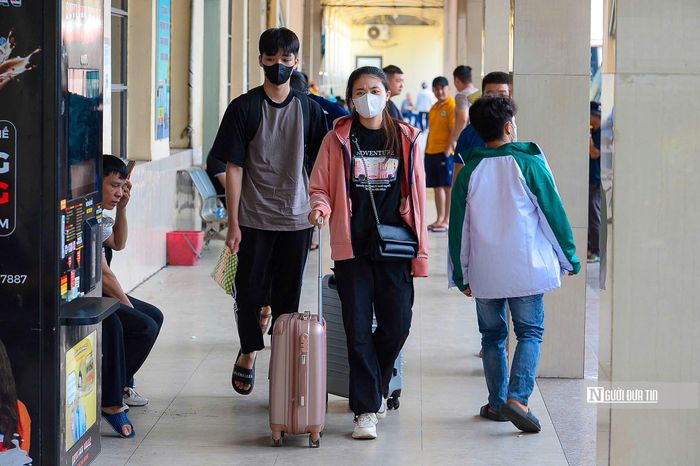 Học sinh, sinh viên nhanh chóng rời khỏi bến trở về phòng trọ, nơi ở của mình.