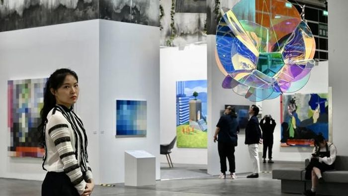 Một du khách trẻ đang xem tác phẩm tại Art Basel Hong Kong (Trung Quốc)