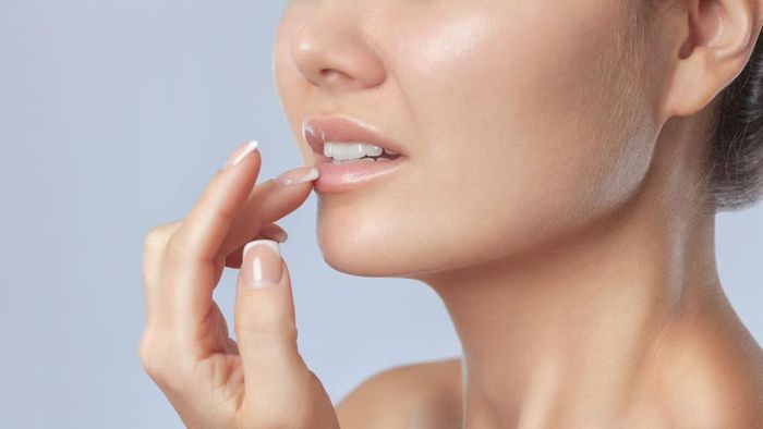  Khả năng khóa ẩm của sáp ong giúp làn da trông căng mọng, trẻ trung, ngăn ngừa lão hóa sớm. (Ảnh: ITN) 