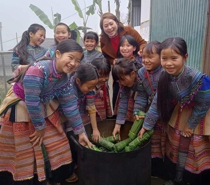 Cô trò Trường Tiểu học số 1 xã Sín Chéng (huyện Si Ma Cai, tỉnh Lào Cai). Ảnh: NTCC 