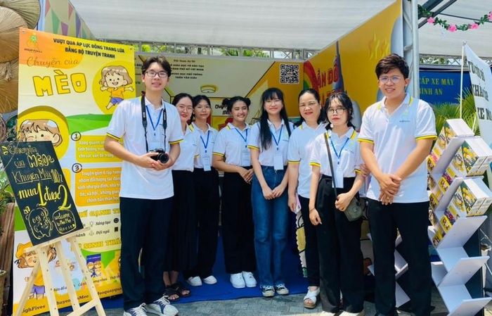  Thầy Lê Văn Nam (ngoài cùng bên phải) - giáo viên Trường THPT Trần Văn Giàu, TPHCM. Ảnh: NVCC 