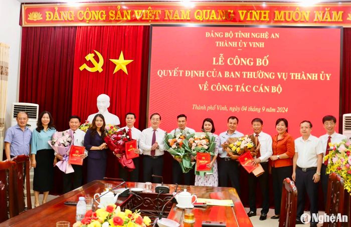 Lãnh đạo Thành ủy tặng hoa chúc mừng các đồng chí được bổ nhiệm, luân chuyển. Ảnh: Ngân Hà
