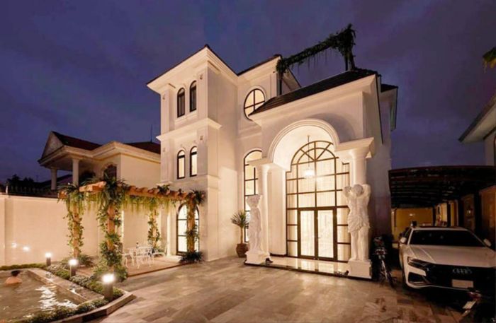 Toàn cảnh biệt thự trắng 600m2 của Lệ Quyên ở TP.HCM.
