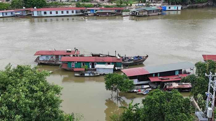 Làng Nguyệt Đức nằm giữa sông Cầu.