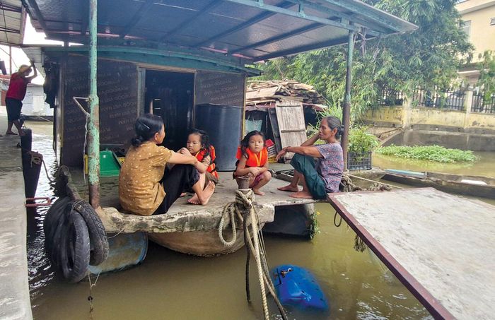Một số gia đình với nhiều thế hệ vẫn cùng chung sống trong các con tàu nhỏ, lụp xụp trên sông.