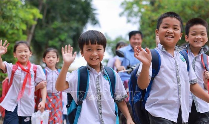 Niềm vui của học sinh xã Nam Phương Tiến, huyện Chương Mỹ (Hà Nội) được trở lại trường.