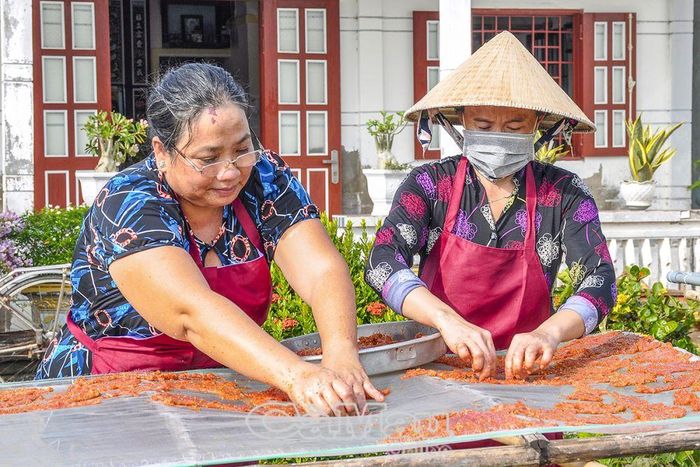 Mô hình làm khô heo của bà Cao Thị Bạch (bìa trái) xã Tân Thành, TP Cà Mau, tạo công ăn việc làm cho chị em phụ nữ tại địa phương, qua đó giúp cho một số chị vươn lên thoát nghèo.