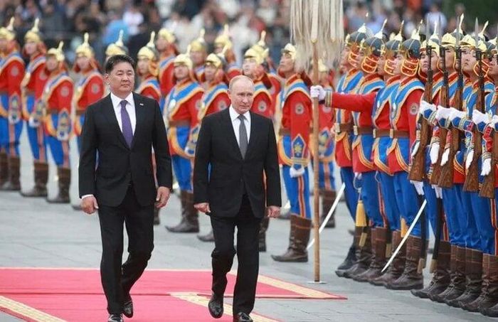 Tổng thống Nga Vladimir Putin và Tổng thống Mông Cổ Ukhnaagiin Khurelsukh. (Ảnh: Getty)