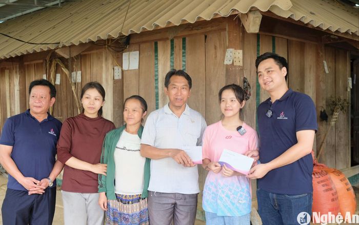 Bác sĩ Trần Doãn Lâm (bên phải) cùng đại diện Quỹ "Tiếp sức bác sĩ tới trường" trao số tiền hỗ trợ cho em Thò Ý Cu trước khi em ra nhập học tại Trường Đại học Y khoa Hà Nội. Ảnh: Mỹ Hà