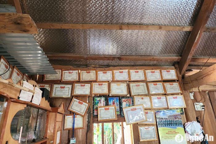 Trong ngôi nhà giản dị của Thò Ý Cu, tài sản lớn nhất của gia đình là những tấm Giấy khen về thành tích học tập của 3 con. Ảnh: Mỹ Hà