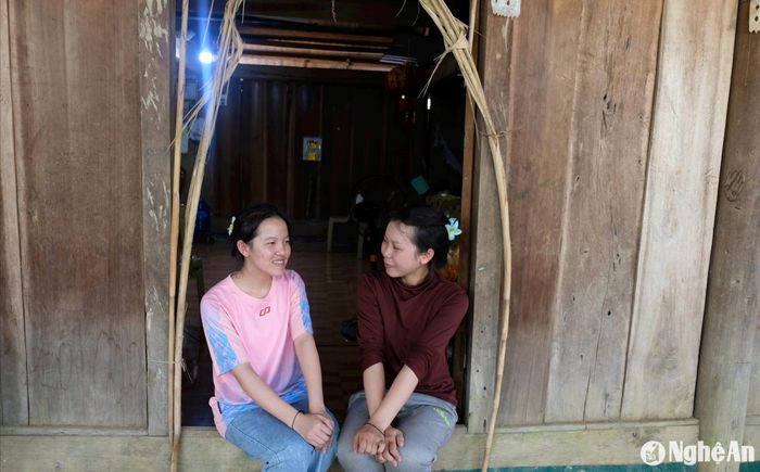 Hai lần lỡ hẹn với giảng đường đại học, Thò Ý Sinh (bên phải) - chị gái Thò Ý Cu mong muốn em gái sẽ vượt qua khó khăn, hoàn thành ước mơ của bản thân và của cả gia đình. Ảnh: Mỹ Hà