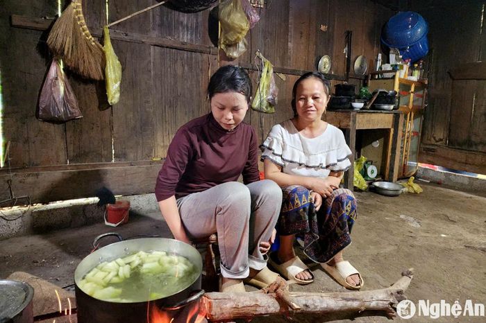 Thò Ý Sinh và mẹ 2 năm trước, Thò Ý Sinh từng khóc với thầy giáo chủ nhiệm khi báo tin đậu điểm cao tại Kỳ thi tốt nghiệp THPT. Nhưng sau đó, em đã viết 4 trang thư xin lỗi thầy vì không thể thực hiện ước mơ vào giảng đường đại học. Sang Đài Loan "du học" nhưng thực tế em dành khá nhiều thời gian để đi làm thêm, kiếm tiền trả nợ, trang trải cuộc sống, hỗ trợ bố mẹ ở nhà và dành dùm tiện để năm nay tiếp tục thi vào đại học. Nhưng thiếu một chút may mắn, một lần nữa em đã đánh mất cơ hội này. Ảnh: Mỹ Hà