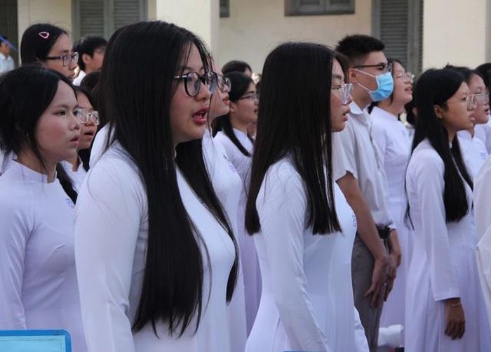 Học sinh Trường THPT Chuyên Lê Hồng Phong dự lễ khai giảng năm học 2024-2025. Ảnh: Xuân Dự