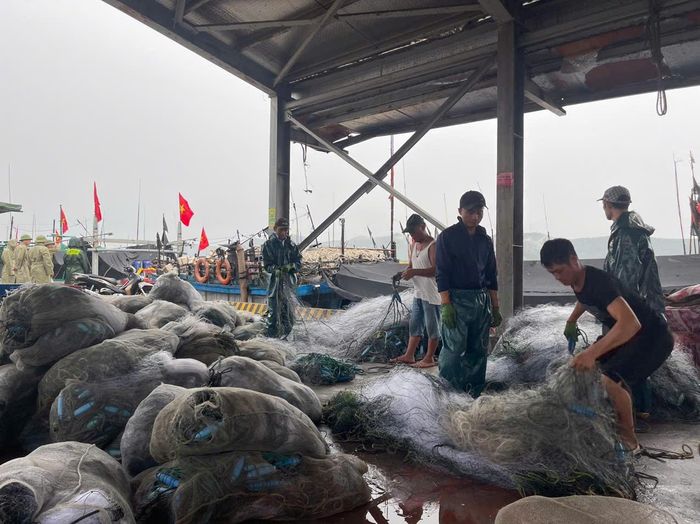 Ngư dân Quỳnh Phương thu dọn ngư cụ để tránh bão. Ảnh: Văn Nguyễn