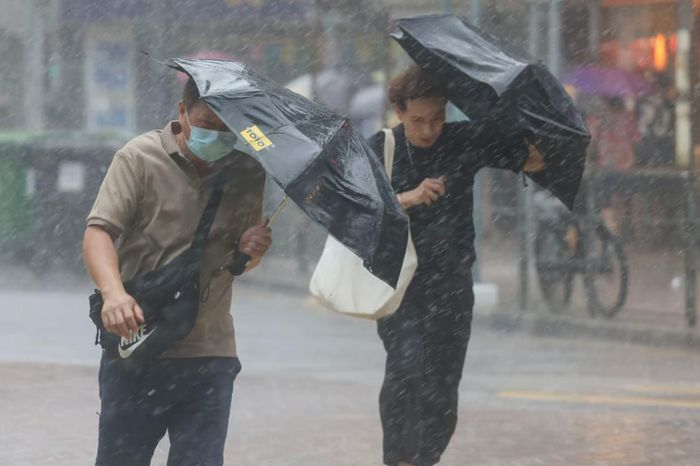 Người dân vội vã trở lại làm việc. Ảnh: SCMP