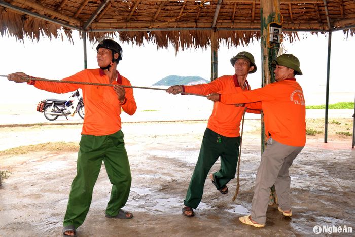 Anh Nguyễn Văn Tuyên - người trong Đội phòng, chống thiên tại thị xã Cửa Lò cho biết, từ sáng sớm nay đơn vị đã có mặt dọc bờ biển để hỗ trợ người dân vận chuyển tài sản và chằng chống nhà cửa, ốt quán. Ảnh: Xuân Hoàng
