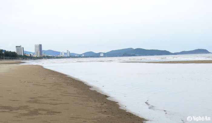 Trong sáng nay (6/9), khu vực biển Cửa Lò, Cửa Hội và các huyện Quỳnh lưu, Diễn Châu, thị xã Hoàng Mai đã có gió và sóng khá lớn. Trong ảnh: Vùng biển Cửa Lò vắng tanh vì gió và sóng lớn trong trưa 6/9. Ảnh: Xuân Hoàng