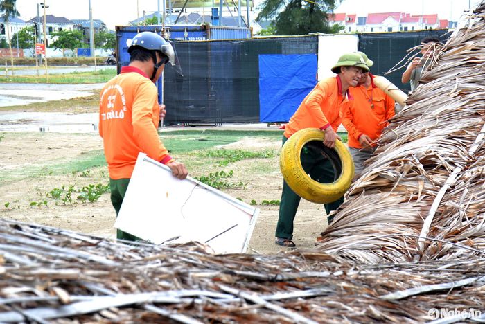 Lực lượng phòng, chống thiên tại thị xã Cửa Lò phải làm việc cả buổi trưa để hỗ trợ người dân phòng, chống siêu bão sẽ đổ bộ vào tối nay. Ảnh: Xuân Hoàng