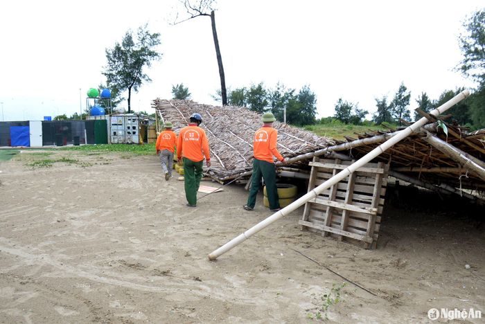 Mặc dù gió bão chưa mạnh, nhưng trong sáng 6/9 đã có một số ốt quán tạm dọc bờ biển Cửa Lò bị xiêu vẹo và sập, buộc đội phòng, chống thiên tai địa phương phải hỗ trợ. Ảnh: Văn Trường