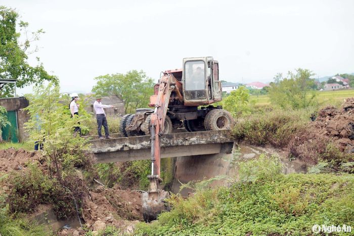 Lãnh đạo Phòng Nông nghiệp và Phát triển nông thôn huyện Hưng Nguyên kiểm tra, đôn đốc nạo vét, khơi thông dòng chảy trên tuyến kênh T16. Ảnh: Phú Hương