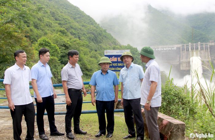 Đồng chí Nguyễn Văn Đệ kiểm tra vận hành điều tiết nước tại Thủy điện Bản Vẽ. Ảnh: Quang An