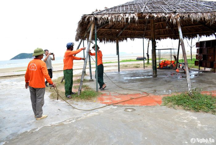Chằng chống công trình chống bão số 3.
