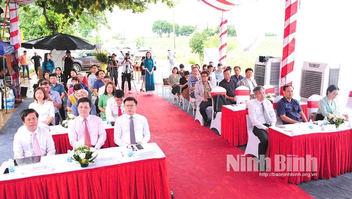 Các đại biểu dự lễ khánh thành.