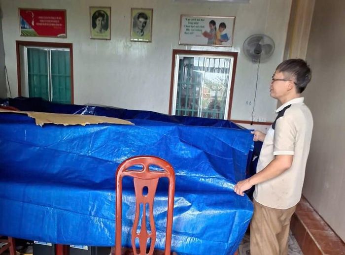 Tại Trường THCS Hải Lý (Hải Hậu, Nam Định), thầy cô tích cực phòng chống bão số 3.