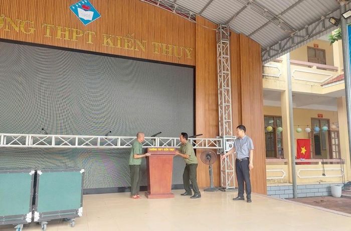 Trường THPT Kiến Thụy (TP Hải Phòng) huy động lực lượng vận chuyển thiết bị phòng chống bão.