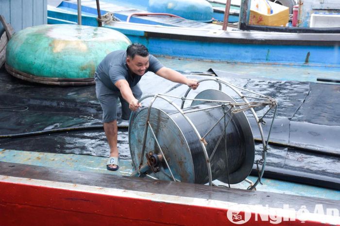 Nhanh chóng di chuyển các vật dụng, máy móc quan trọng đến nơi bảo quản an toàn. Ảnh: T.P