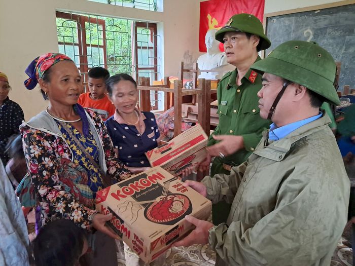 Dịp này, huyện Kỳ Sơn cũng thành lập đoàn công tác thăm và trao 40 suất quà là lương thực, thực phẩm cho người dân vượt qua khó khăn trong những ngày sơ tán. Ảnh: Lữ Phú