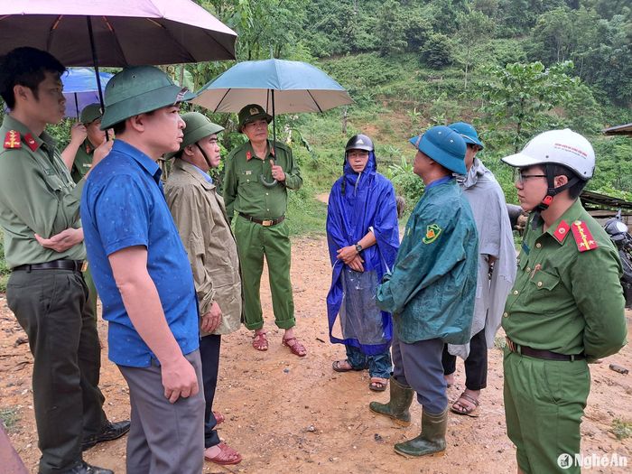Lãnh đạo huyện Kỳ Sơn chỉ đạo cấp ủy, chính quyền xã tăng cường lực lượng hỗ trợ người dân trong quá trình sơ tán. Ảnh: Lữ Phú