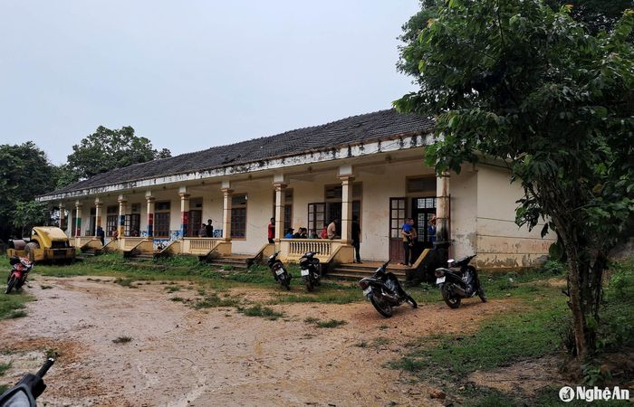 Nhằm đảm bảo an toàn cho tính mạng của các hộ dân ở khu vực sạt lở tại xã Bảo Nam, huyện Kỳ Sơn đã chỉ đạo chính quyền địa phương và các lực lượng trên địa bàn tổ chức hỗ trợ, sơ tán, di dời 40 hộ dân với 132 nhân khẩu đến tránh trú tạm tại điểm trường tiểu học bản Nam Tiến 2, trước khi bão số 3 ảnh hưởng và gây mưa lớn hơn. Trong ảnh: Điểm trường tiểu học bản Nam Tiến 2, được cấp ủy, chính quyền làm khu vực sơ tán người dân mỗi khi có mưa bão. Ảnh: Lữ Phú