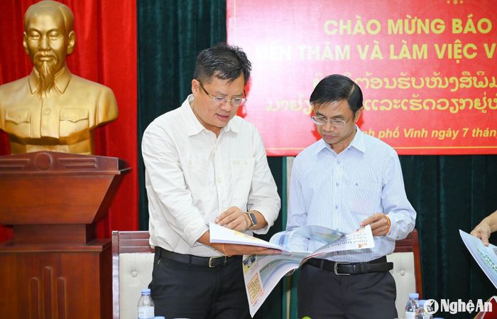 Lãnh đạo hai cơ quan báo chí trao đổi về chuyên môn. Ảnh: Thành Cường