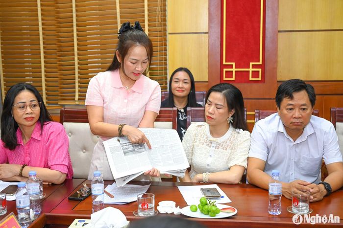 Đồng chí Trần Thị Thu Phương - Trưởng phòng Truyền thông chia sẻ kinh nghiệm về công tác tuyên truyền, quảng cáo trên báo in. Ảnh: Thành Cường